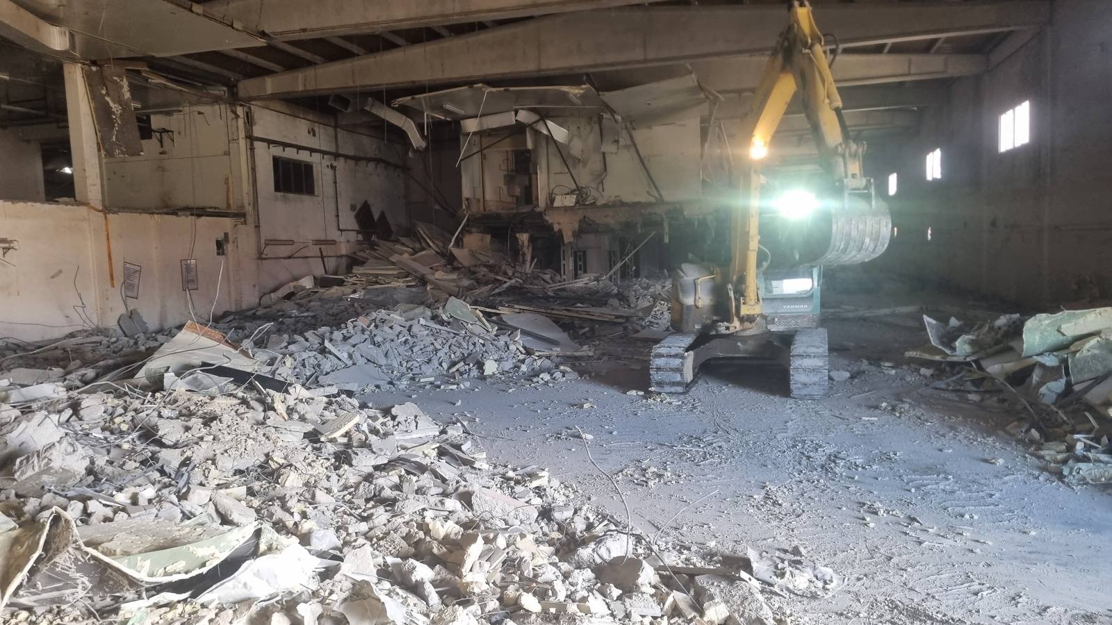 Derribo industrial con excavadora — Excavaciones y Reciclajes Algerri